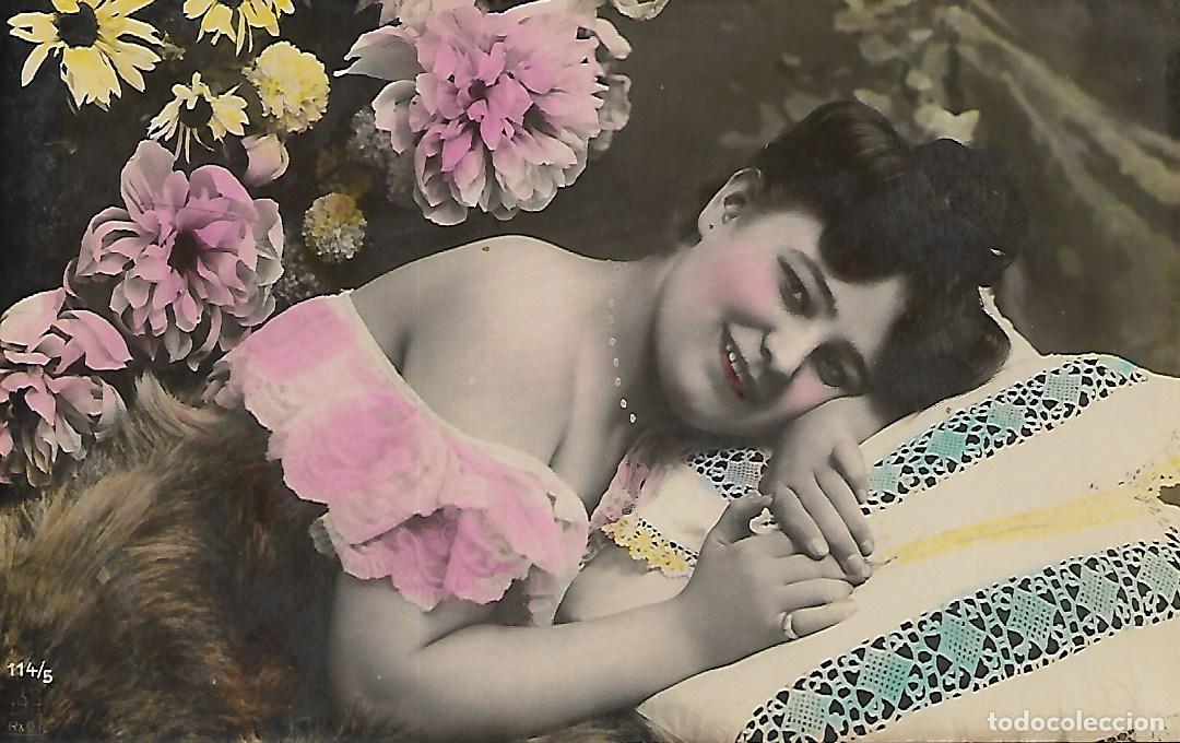 Postais: ANTIGUA POSTAL-DAMA SOBRE ALMOHADA CON FLORES (Principios 1900)