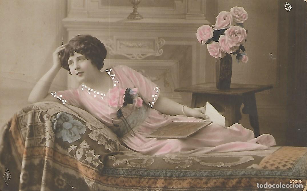 Postales: ANTIGUA POSTAL-DAMA EN SOFA CON RELIEVES (Principios 1900) - Foto 1
