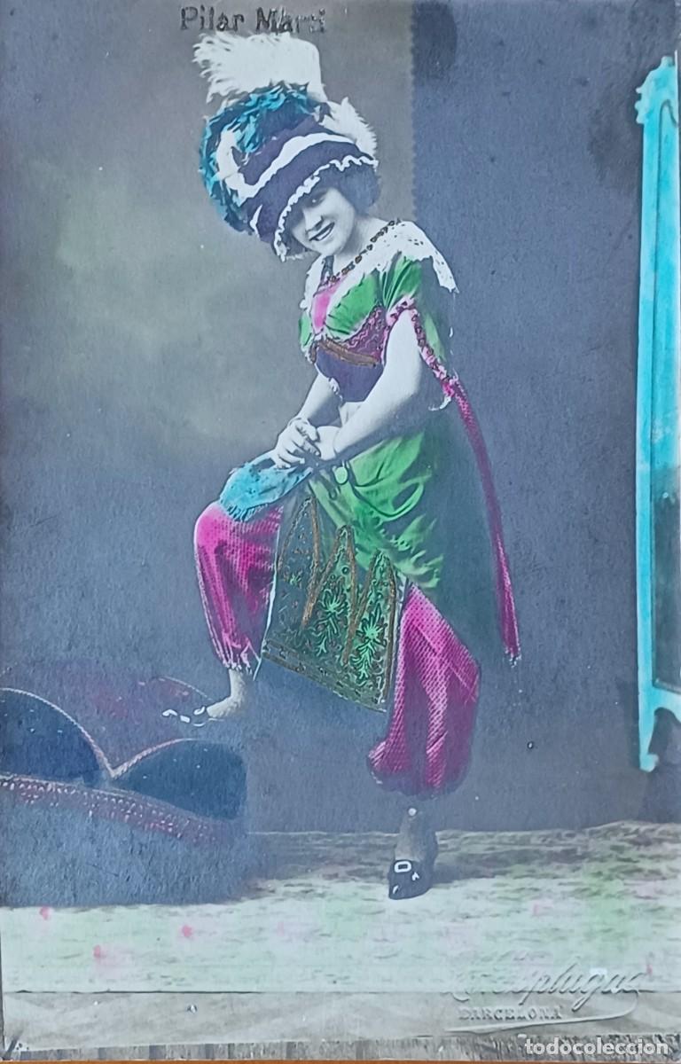 Postales: Pilar Mart&iacute;. La falda pantal&oacute;n.
