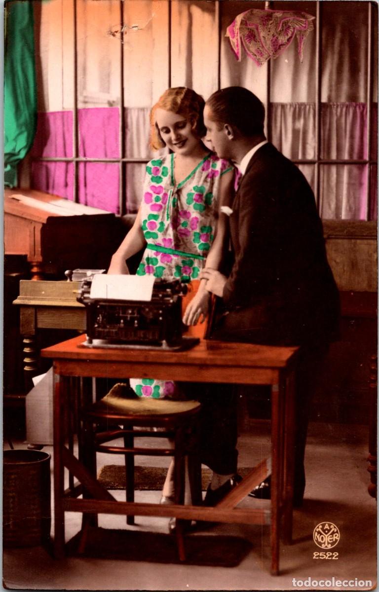 Cartoline: Postal Rom&aacute;ntica Coloreada - Secretaria y Director - Noyer 2522 - 137x87mm - M&aacute;quina de escribir