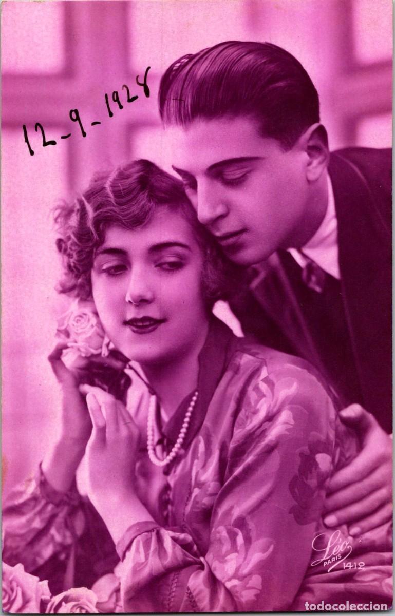Cartoline: Postal Rom&aacute;ntica Francesa - Tonalidad Lila -Pareja de Novios Susurrando al O&iacute;do -L&eacute;o 1412 - 135x87mm
