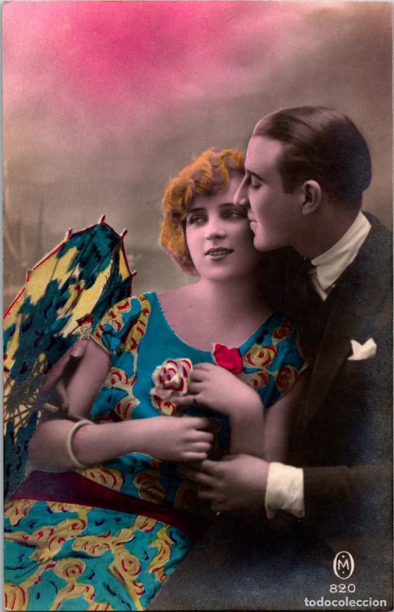 Cartoline: Postal Rom&aacute;ntica Francesa Coloreada -Pareja de Novios -Susurros al O&iacute;do -(M) 820 -138x88mm-Sombrilla