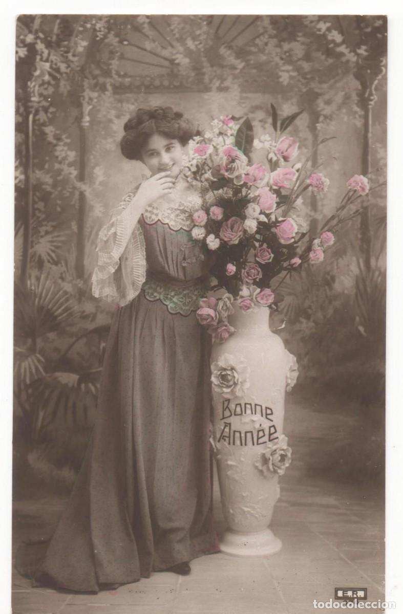 Cartoline: Postal francesa principios del XX- sin circular-mujer con flores