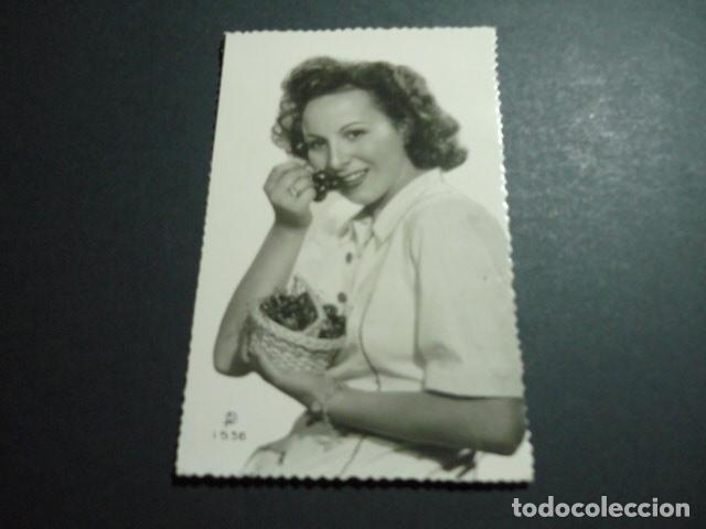 MUJER CON CEREZAS POSTAL