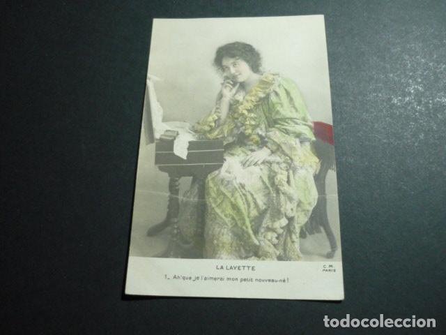 Cartoline: MUJER EN COSTURERO PREPARANDO EL AJUAR DE BEBE POSTAL