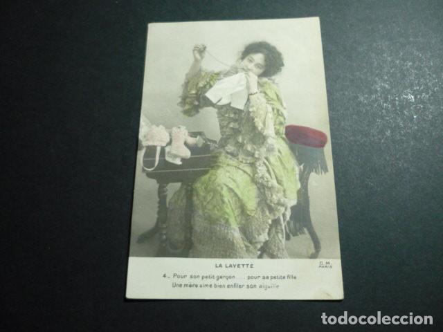 Cartoline: MUJER EN COSTURERO PREPARANDO EL AJUAR DE BEBE POSTAL