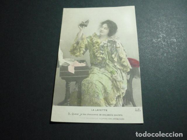 Postales: MUJER EN COSTURERO PREPARANDO EL AJUAR DE BEBE POSTAL - Foto 1