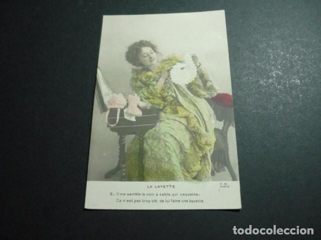 Cartoline: MUJER EN COSTURERO PREPARANDO EL AJUAR DE BEBE POSTAL