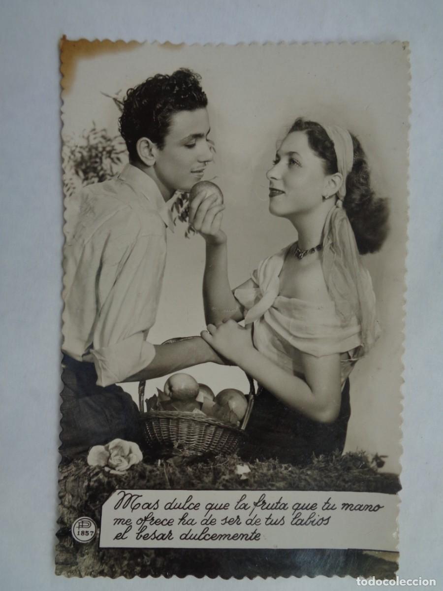 Cartoline: POSTAL GALANTE CON PAREJA ENAMORADA Y FRUTA . A&Ntilde;OS 40