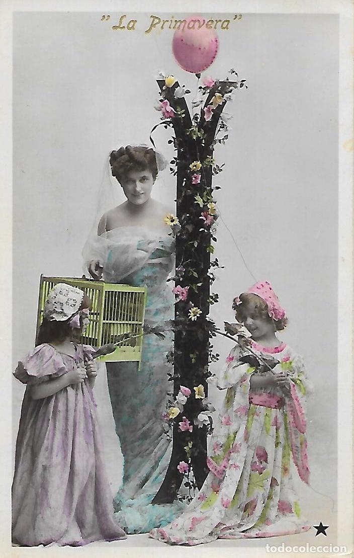 Postcards: DAMA CON DOS NI&Ntilde;AS Y JAULA P&Aacute;JAROS (Letra I) Principios 1900