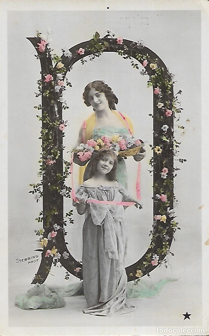 Postcards: DAMA Y NI&Ntilde;A CON FLORES (Letra D) Principios 1900