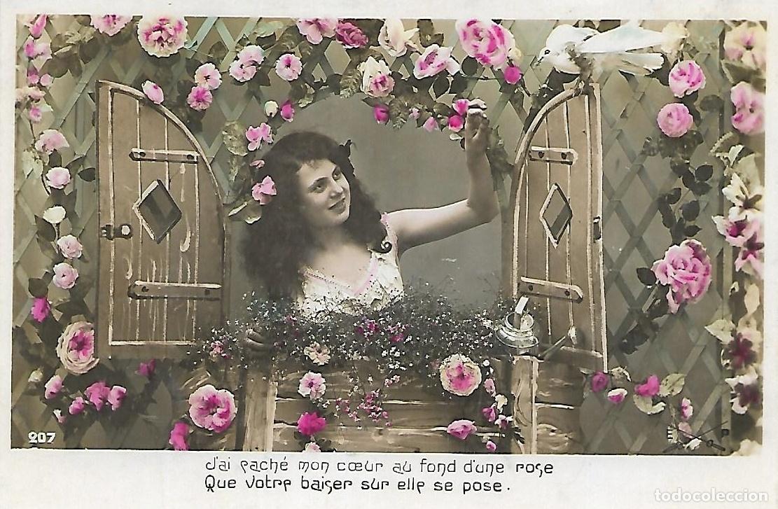 Postcards: DAMA EN VENTANA CON FLORES (1907)