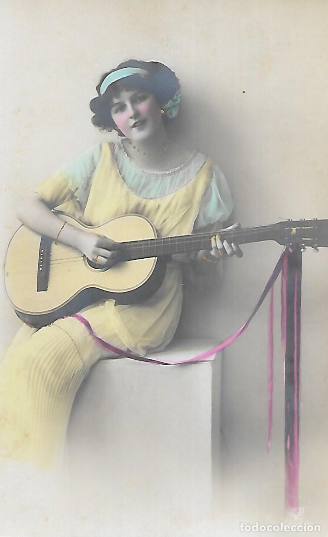 Postcards: ANTIGUA POSTAL-DAMA TOCANDO LA GUITARRA (Principios 1900)
