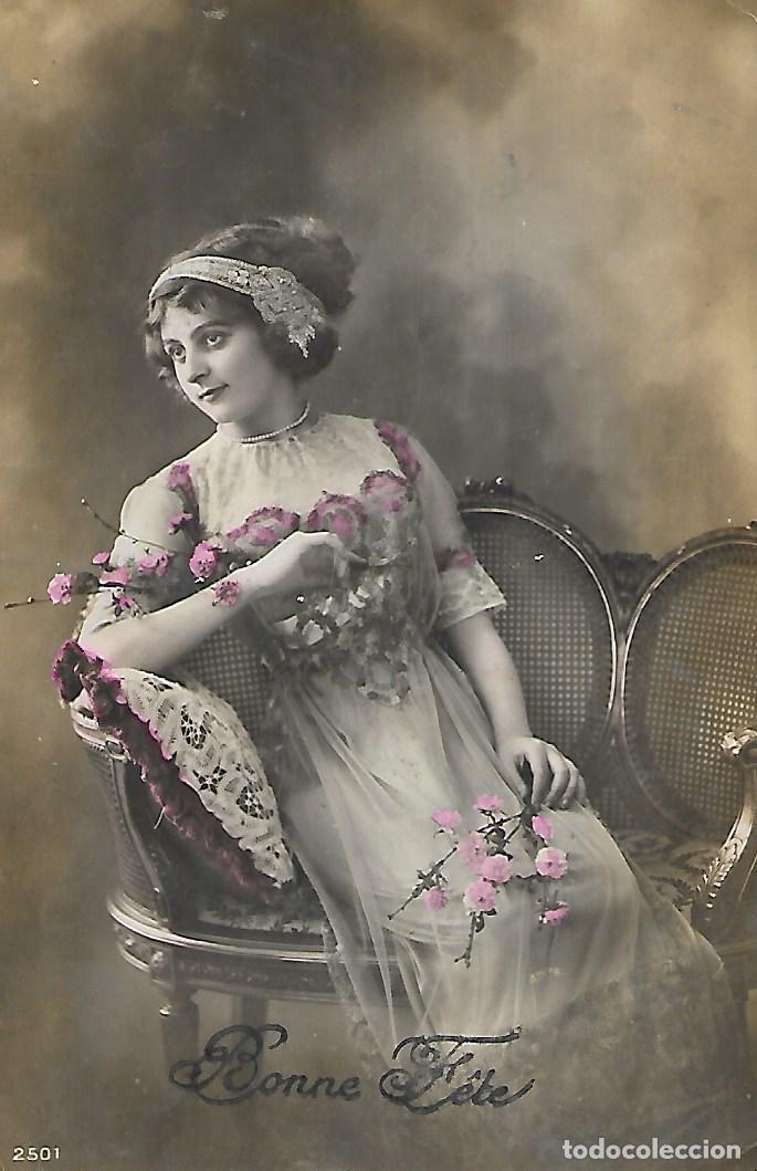Postcards: ANTIGUA POSTAL-DAMA CON FLORES EN SILL&Oacute;N (Circulada en 1913)