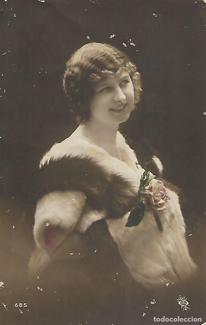 Postcards: ANTIGUA POSTAL-DAMA CON FLORES (Principios 1900)