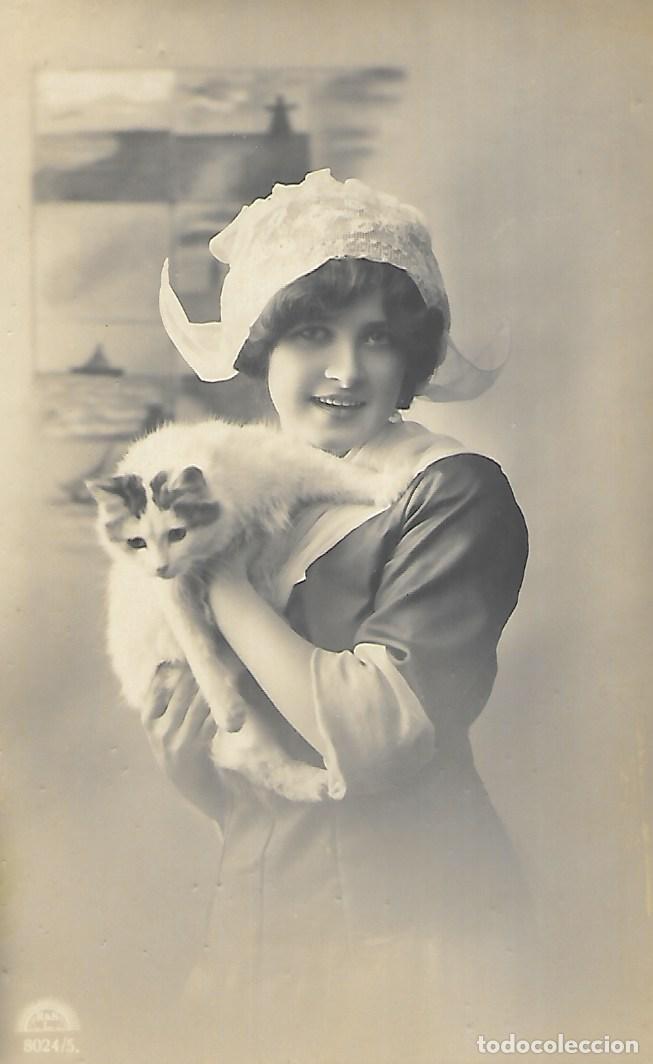 Postcards: ANTIGUA POSTAL-DAMA CON GATITO (Principios 1900)