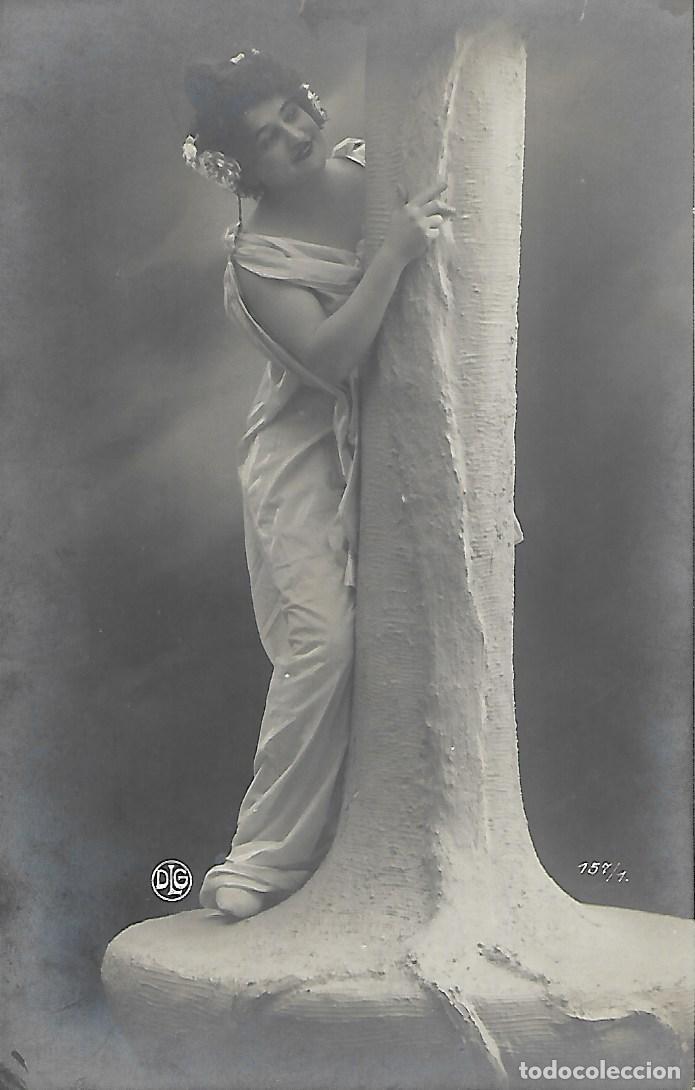 Postcards: ANTIGUA POSTAL-DAMA EN COLUMNA (Circulada en 1906)