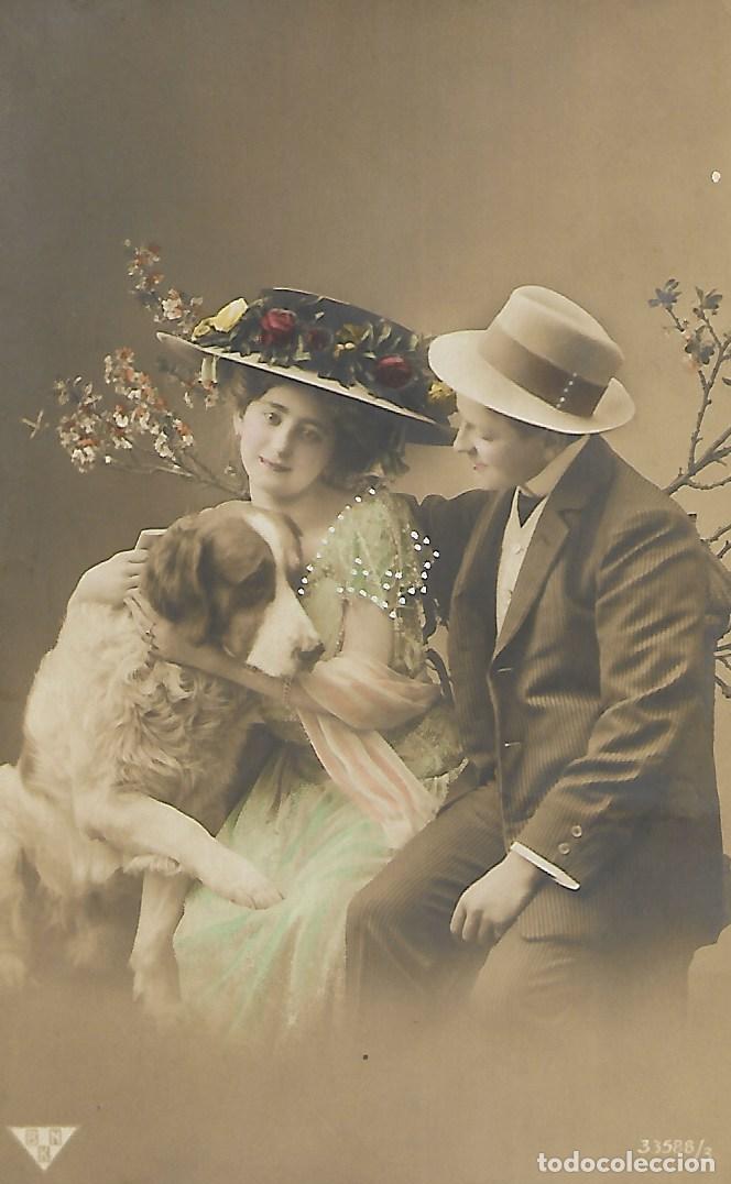 Postcards: ANTIGUA POSTAL-PAREJA CON PERRO Y SOMBREROS (Principios 1900)