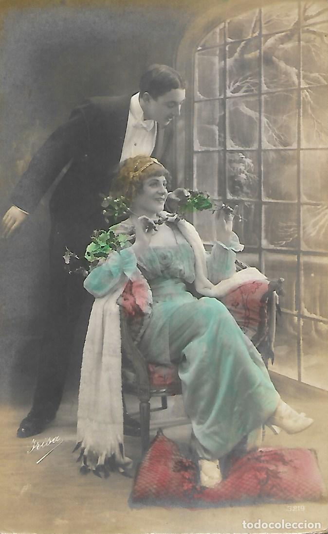 Postales: ANTIGUA POSTAL-PAREJA EN SAL&Oacute;N CON FLORES (Principios 1900)