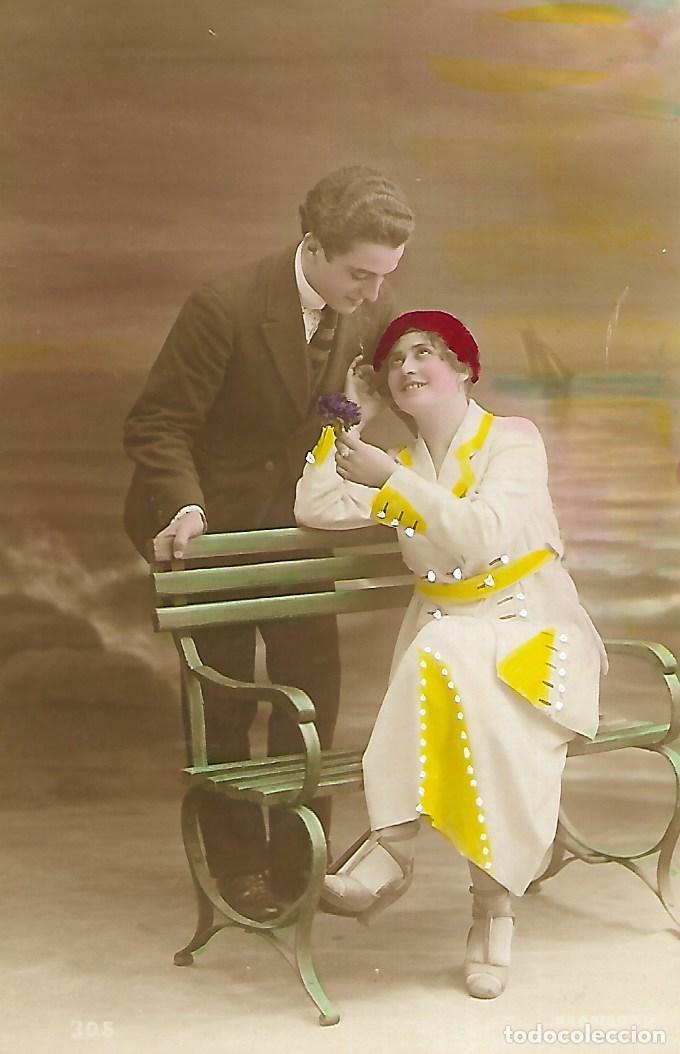 Postkarten: ANTIGUA POSTAL-PAREJA EN BANCO EN LA PLAYA (Principios 1900)