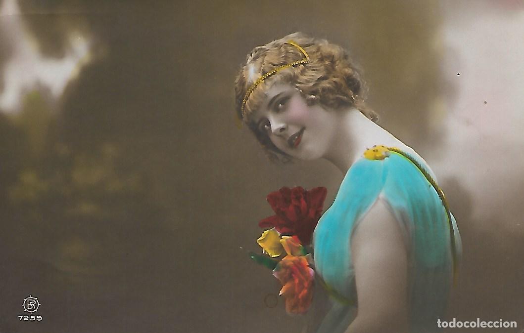 Postkarten: ANTIGUA POSTAL-DAMA CON FLORES (Circulada en 1915)
