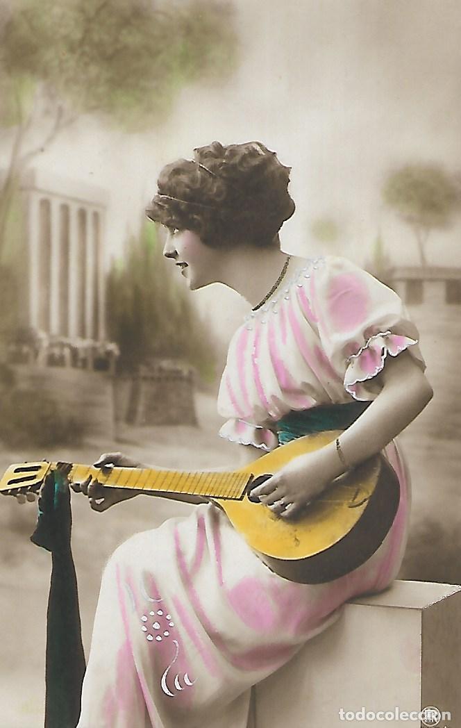 Postkarten: ANTIGUA POSTAL-DAMA TOCANDO EL LAUD (Circulada en 1914)