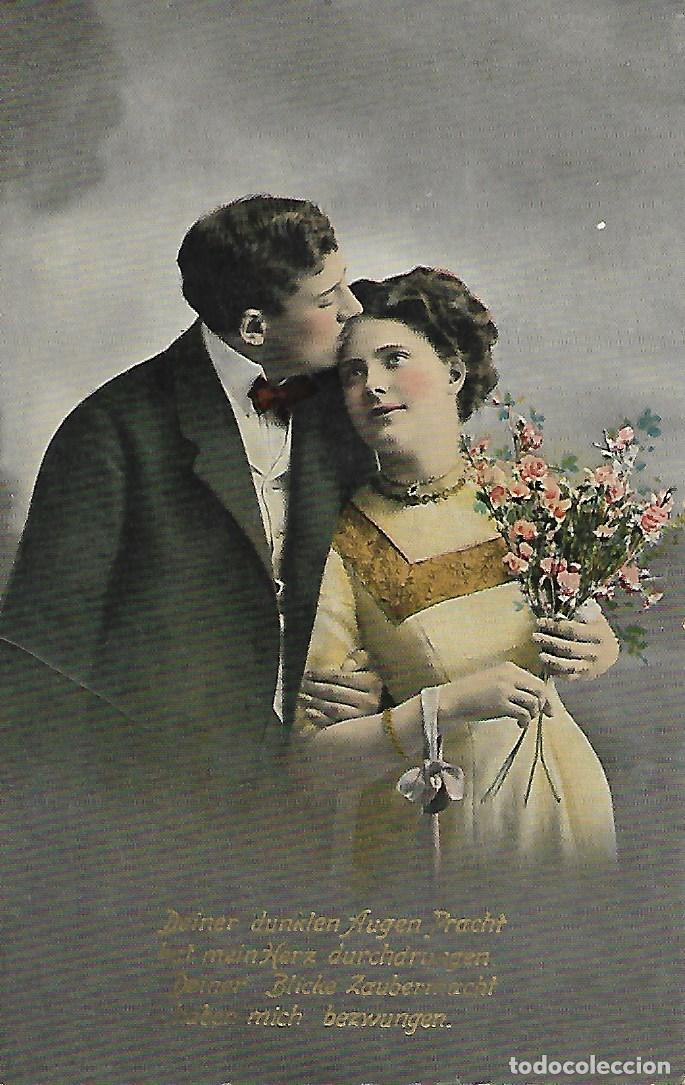 Postkarten: ANTIGUA POSTAL-PAREJA CON RAMO DE FLORES (Principios 1900)