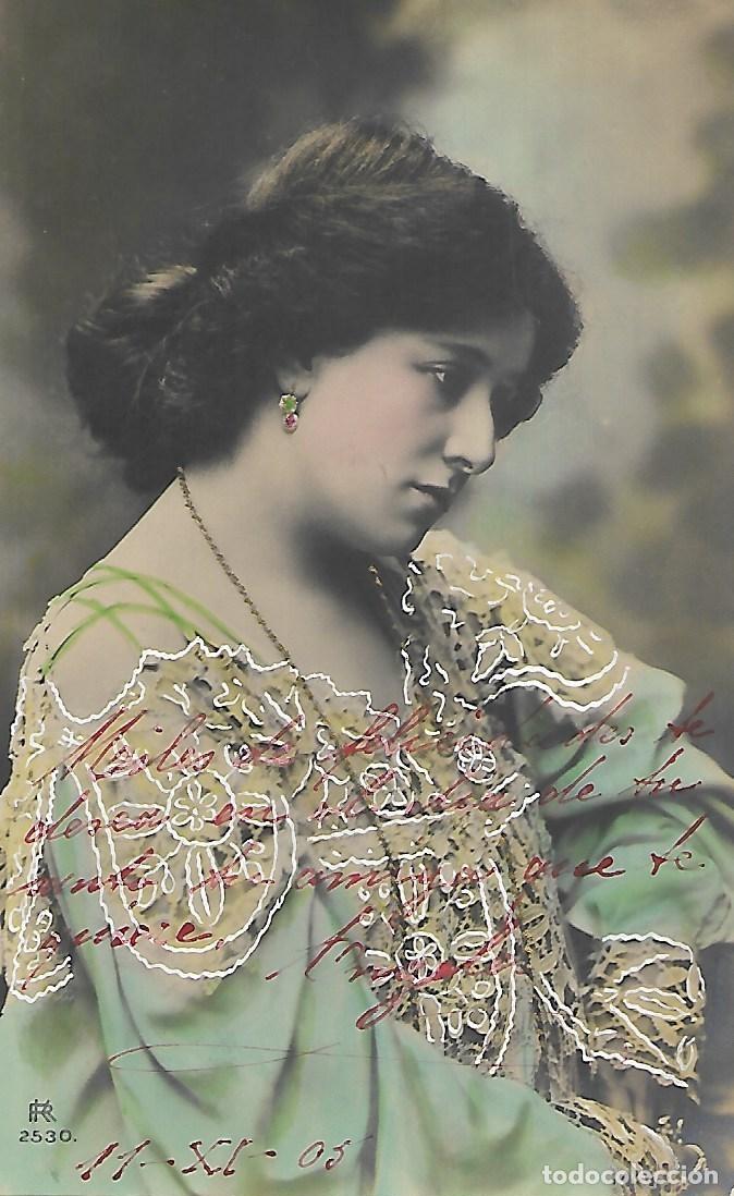 Postkarten: ANTIGUA POSTAL-DAMA CON RELIEVES BLANCOS EN EL VESTIDO (Fechada en 1905)