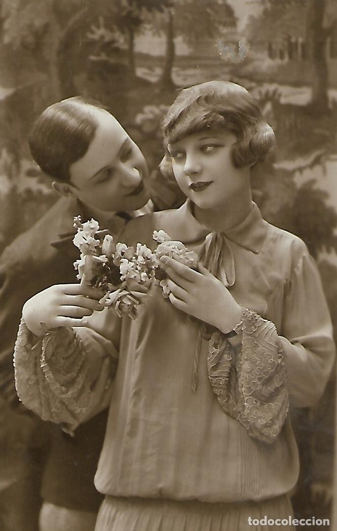 Postales: ANTIGUA POSTAL-PAREJA ENAMORADA CON FLORES (A&ntilde;os 20)