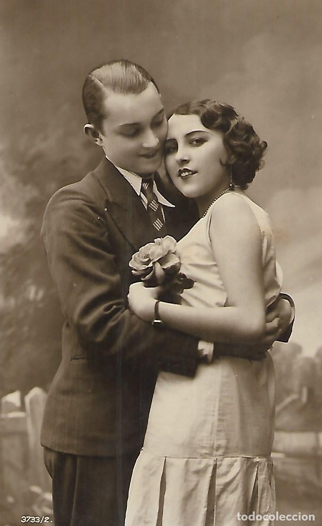 Postales: ANTIGUA POSTAL-PAREJA ENAMORADA (A&ntilde;os 20)