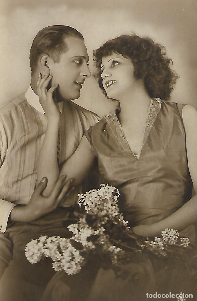 Postales: ANTIGUA POSTAL-PAREJA CON FLORES (Fechada en 1930)