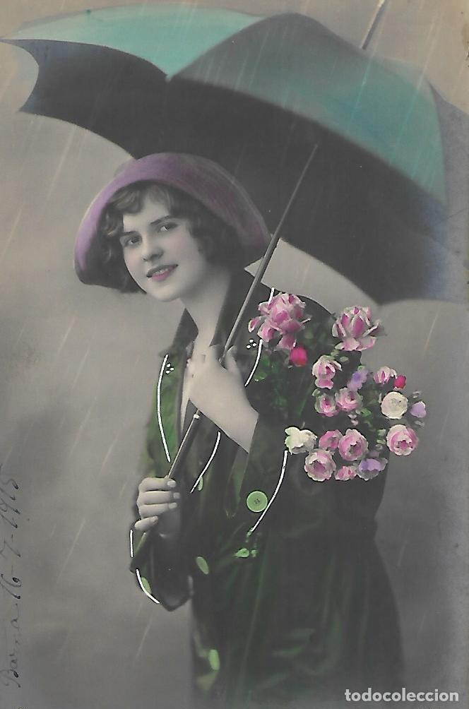 Postales: ANTIGUA POSTAL-DAMA CON PARAGUAS Y LLOVIENDO (Fechada en 1915)