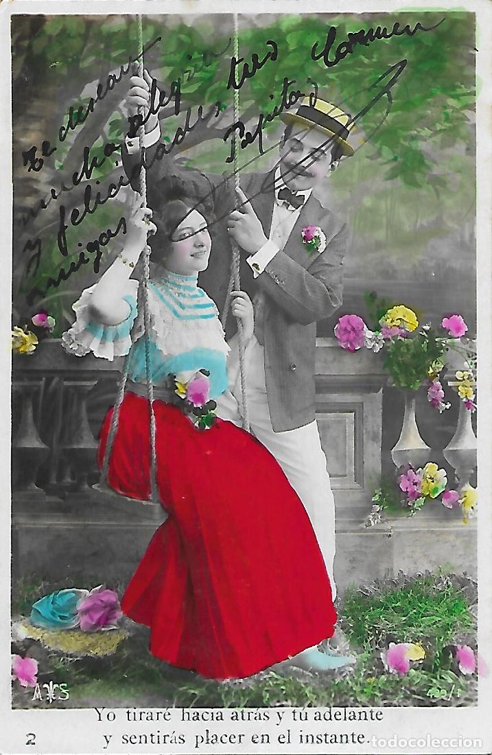 Postales: ANTIGUA POSTAL-PAREJA COLUMPI&Aacute;NDOSE EN EL JARD&Iacute;N (Principios 1900)