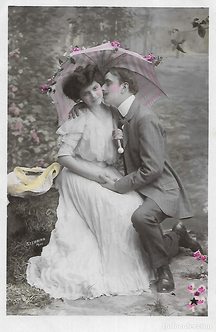 Postales: ANTIGUA POSTAL-BESO BAJO SOMBRILLA (Principios 1900)