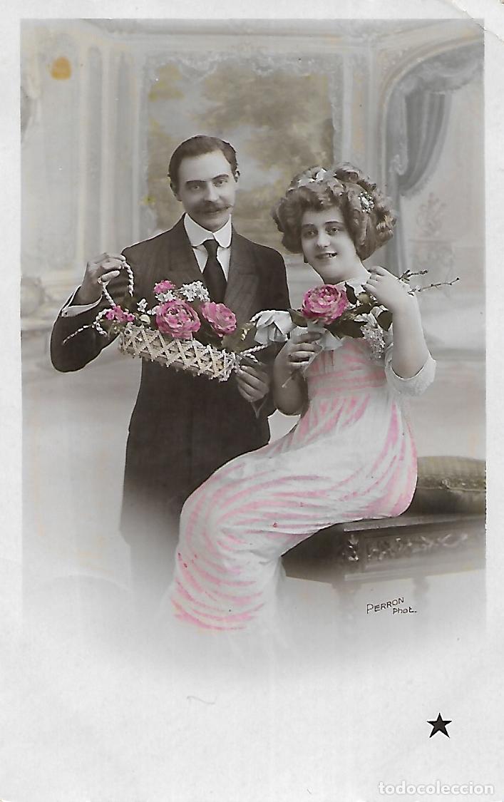 Postales: ANTIGUA POSTAL-PAREJA CON FLORES (Principios 1900)