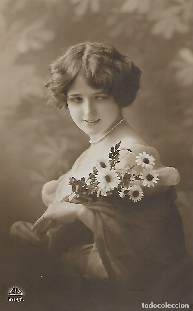 Postales: ANTIGUA POSTAL-DAMA CON MARGARITAS (Fechada en 1913)