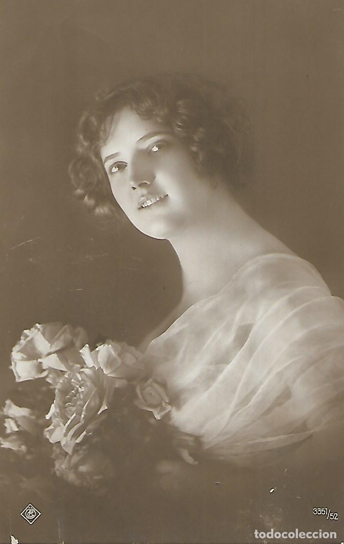 Postales: ANTIGUA POSTAL-DAMA CON FLORES (Principios 1900)
