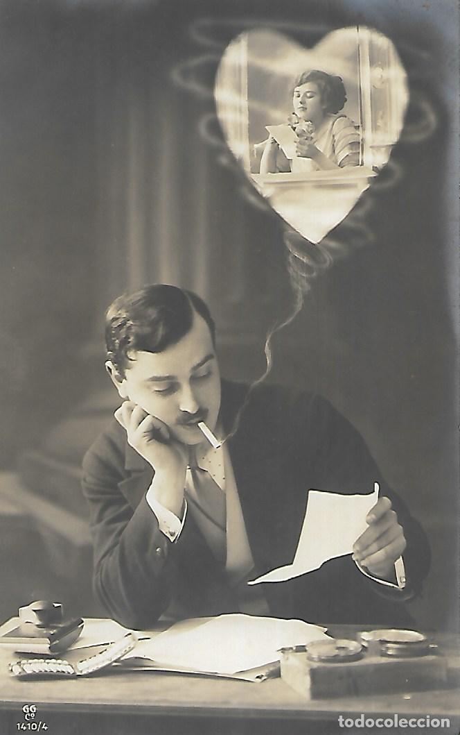 Postales: ANTIGUA POSTAL-GAL&Aacute;N FUMANDO Y PENSANDO EN ELLA (Fechada en 1911)
