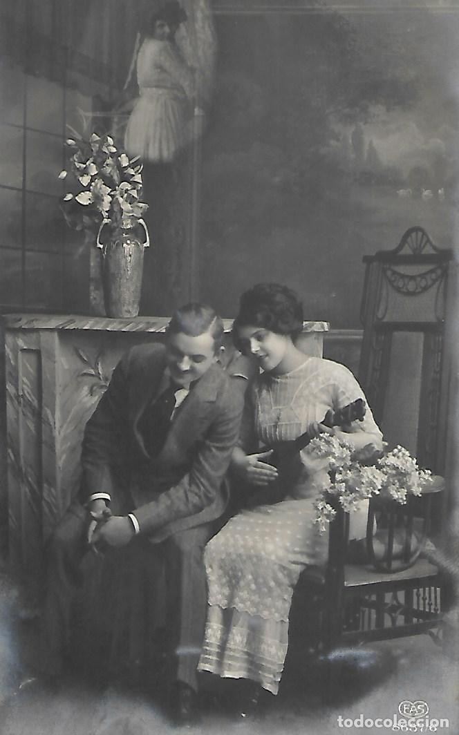 Postales: ANTIGUA POSTAL-DAMA TOCANDO EL LAUD PARA SU PAREJA (Principios de 1900)