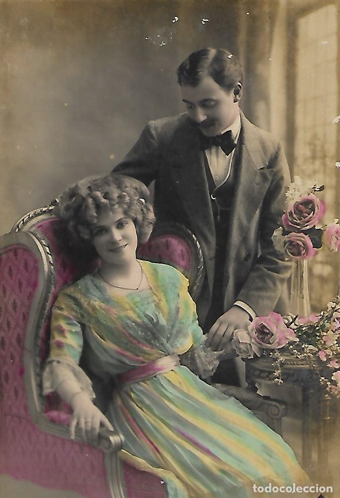 Postales: ANTIGUA POSTAL-PAREJA CON FLORES (Principios 1900)