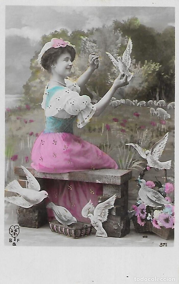Postales: ANTIGUA POSTAL-DAMA CON PALOMAS SENTADA EN BANCO (Principios 1900)