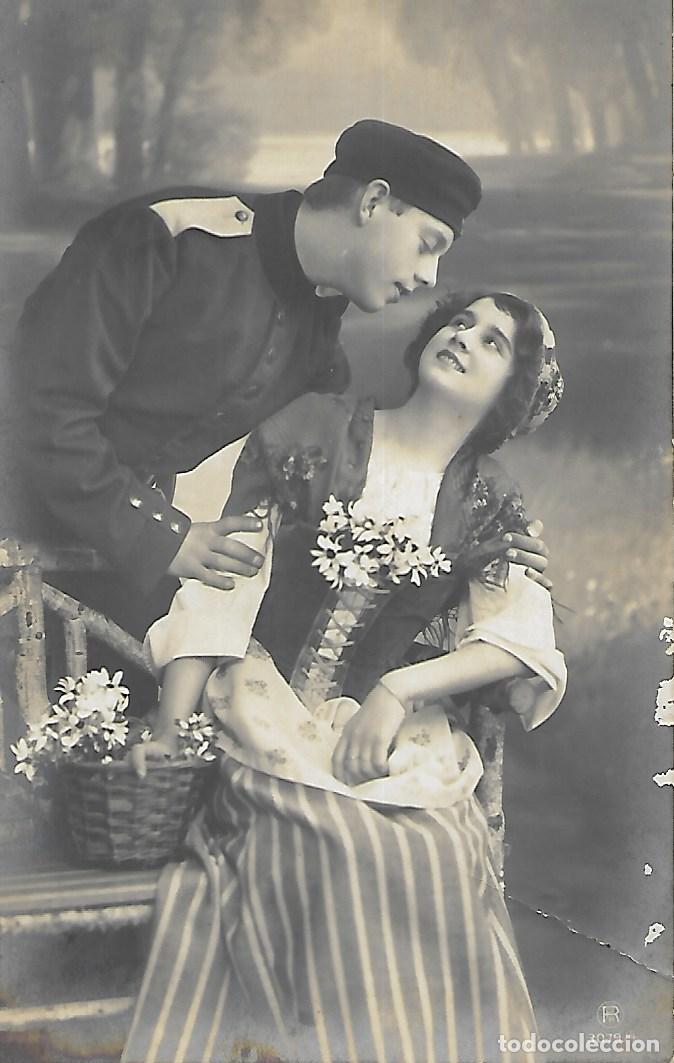 Postales: ANTIGUA POSTAL-MILITAR ENAMORADO (Principios 1900)