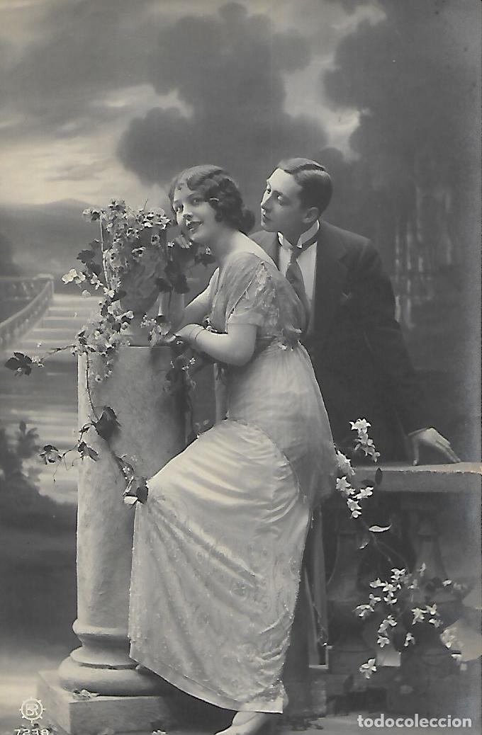 Postales: ANTIGUA POSTAL-PAREJA DE ENAMORADOS EN JARD&Iacute;N (Principios 1900)