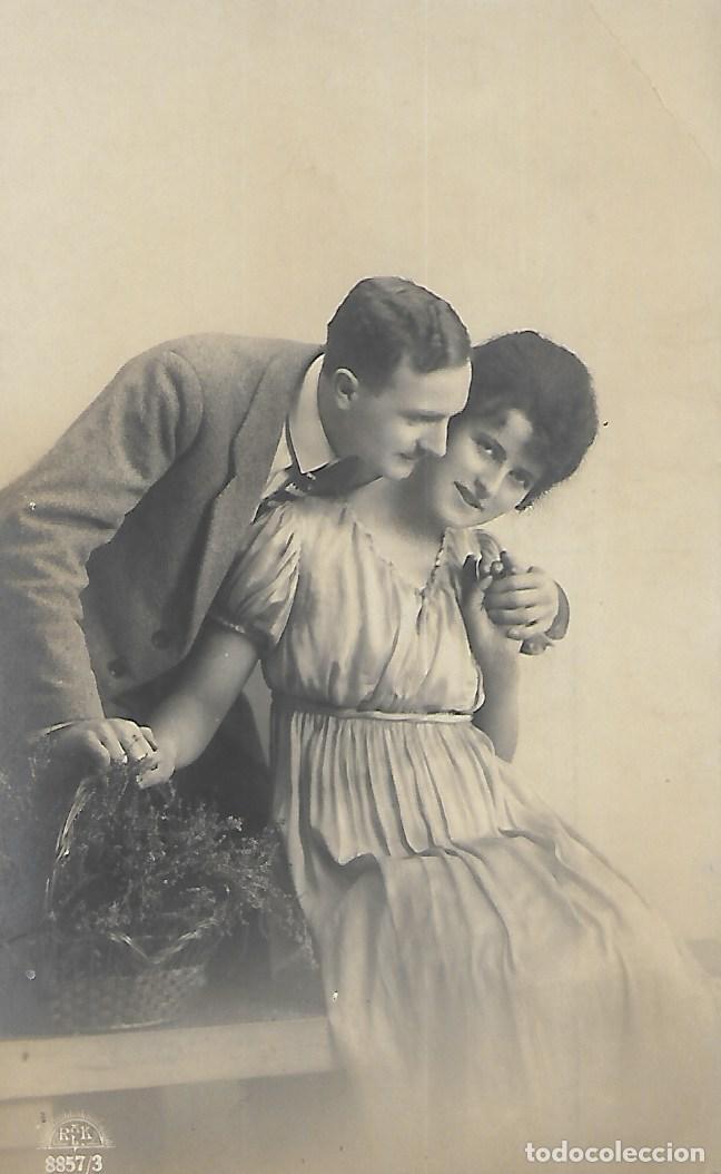 Postales: ANTIGUA POSTAL-PAREJA DE ENAMORADOS (Principios 1900)