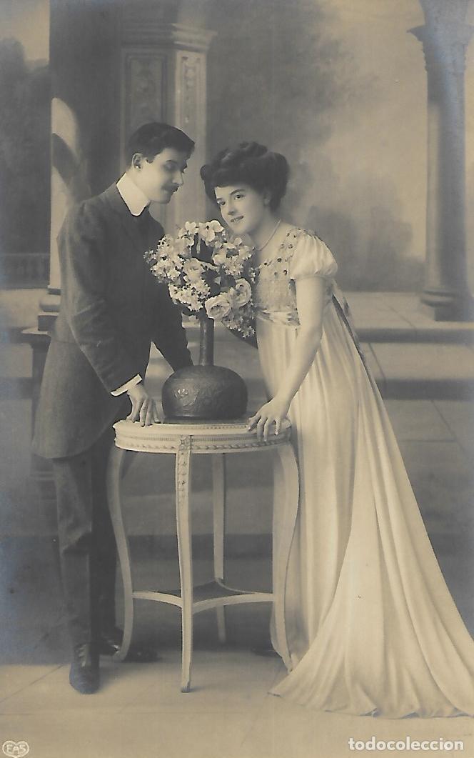 Postales: ANTIGUA POSTAL-PAREJA CON JARR&Oacute;N DE FLORES (Circulada en 1910)