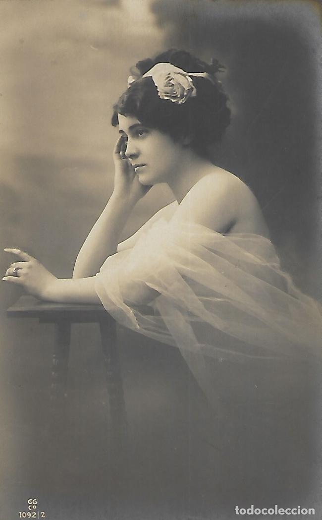 Postales: ANTIGUA POSTAL-DAMA PENSATIVA CON FLOR EN EL PELO (Principios 1900)