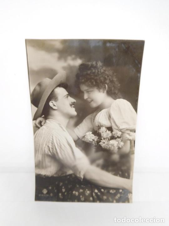 Postales: M69 Postal principios del s. XX. Galantes y mujeres. Enamorados. Parejas. Art Dec&oacute;. Sin circular. 1