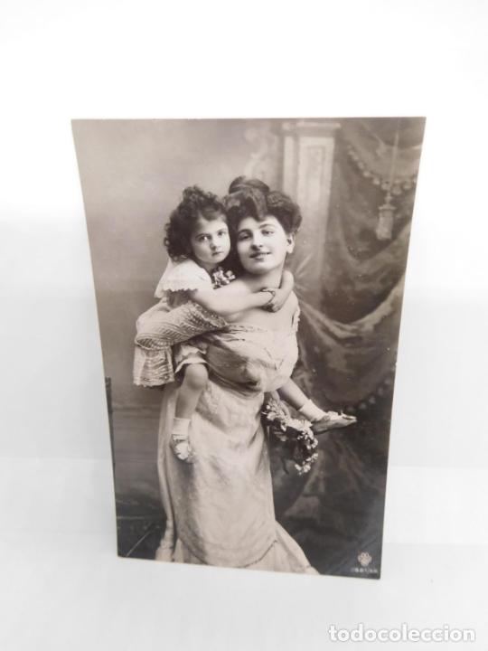 Postcards: M69 Postal principios del s. XX. Galantes y mujeres. Enamorados. Parejas. Art Dec&oacute;. Sin circular. 25