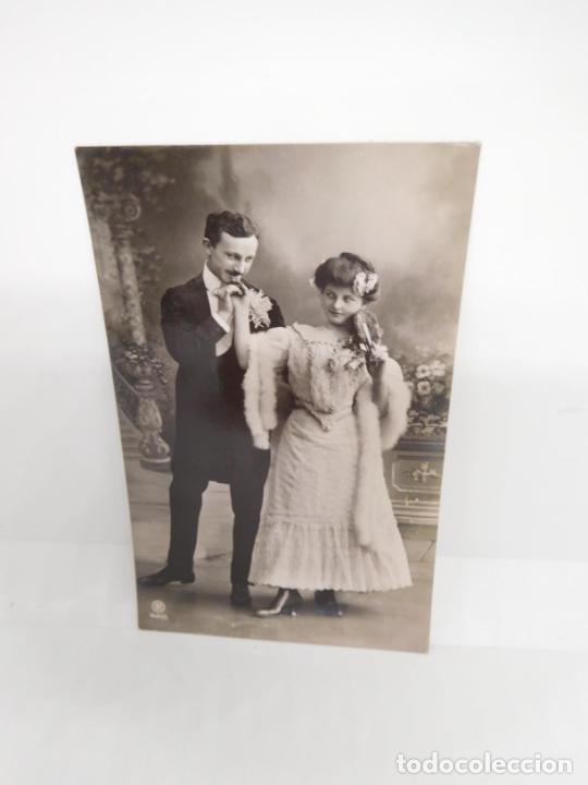 Postales: M69 Postal principios del s. XX. Galantes y mujeres. Enamorados. Parejas. Art Dec&oacute;. Sin circular. 32