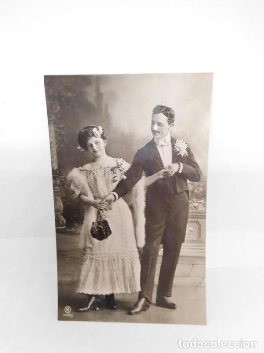 Postales: M69 Postal principios del s. XX. Galantes y mujeres. Enamorados. Parejas. Art Dec&oacute;. Sin circular. 34